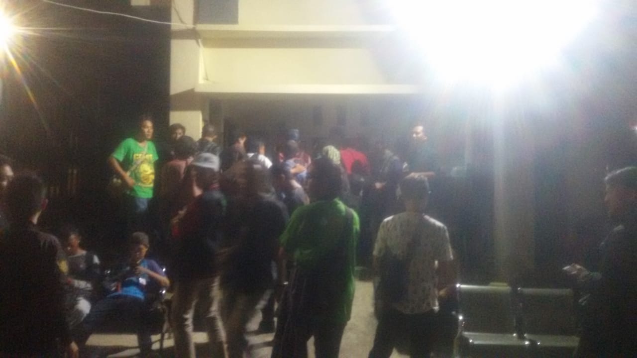Para wartawan menunggu kabar OTT KPK di Mapolda Bengkulu