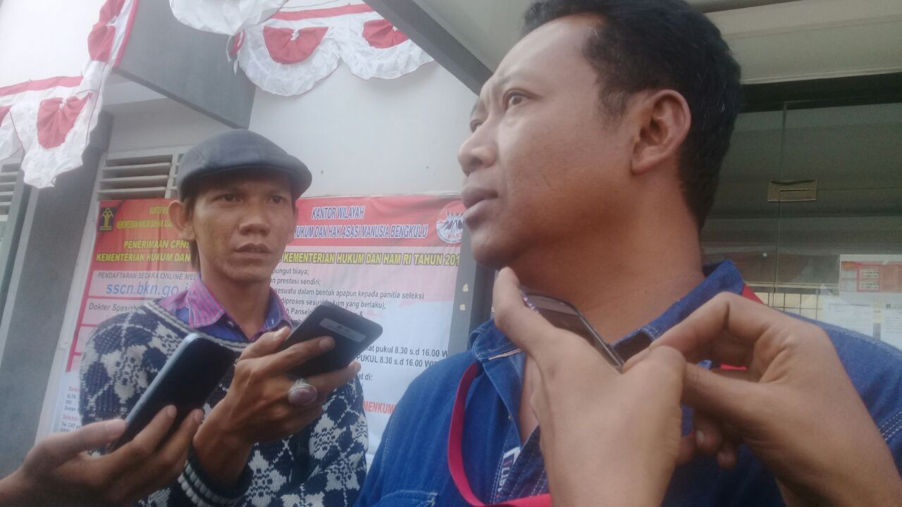 JPU KPK memberikan keterangan kepada media