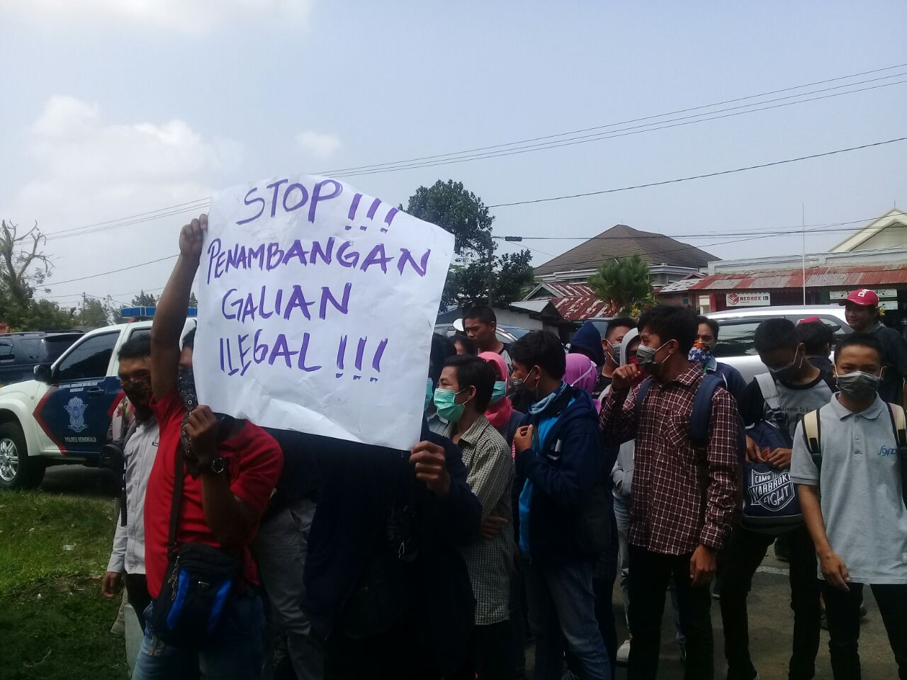 Massa dari Koalisi Pemuda Rafflesia menggelar aksi di Dinas ESDM Provinsi Bengkulu