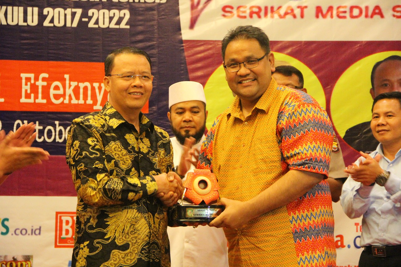 Plt Gubernur Bengkulu Rohidin Mersyah  menyerahkan kenang-kenangan kepada ketum SMSI Pusat Teguh Santosa (Foto : Media Center Pemprov Bengkulu)