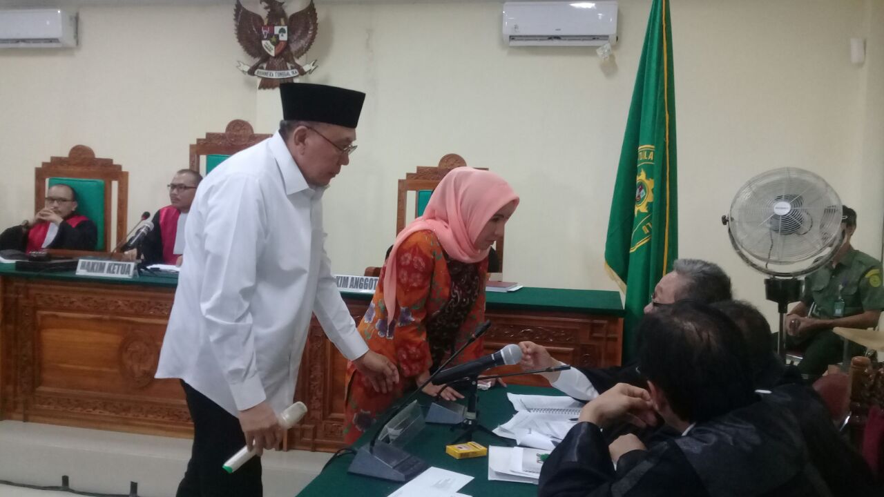 Ridwan Mukti dan istrinya saat menjalani persidangan di PN Tipikor Bengkulu