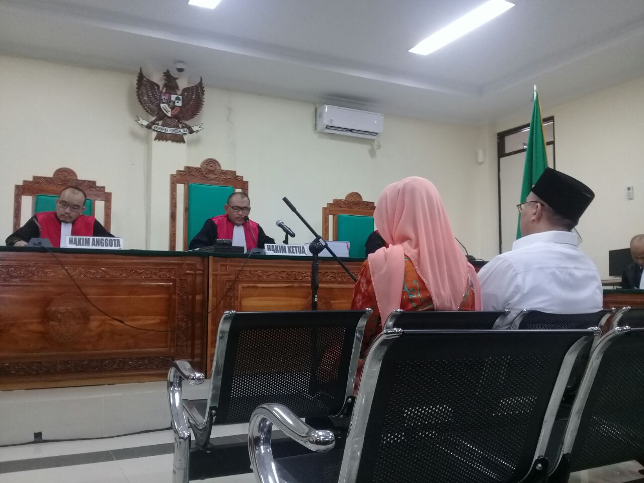 Ridwan Mukti dan istrinya saat menjalani persidangan di PN Tipikor Bengkulu