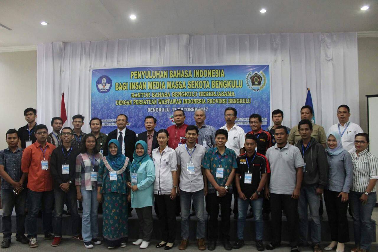 Para wartawan berfoto bersama dalam acara penyuluhan Bahasa Indonesia di Nala Seaside