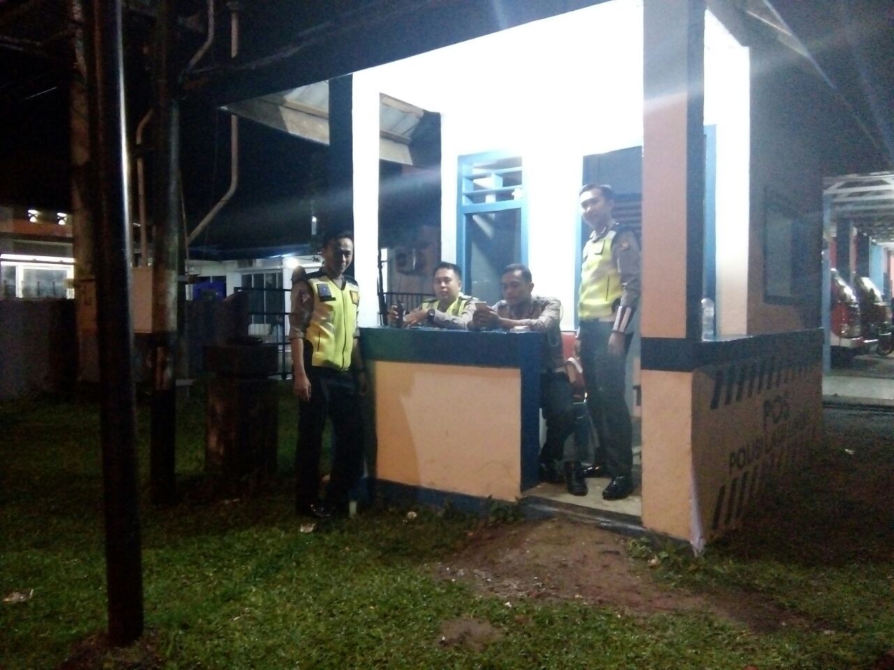 Petugas piket penjagaan malam di pos bundaran Kota Argamakmur