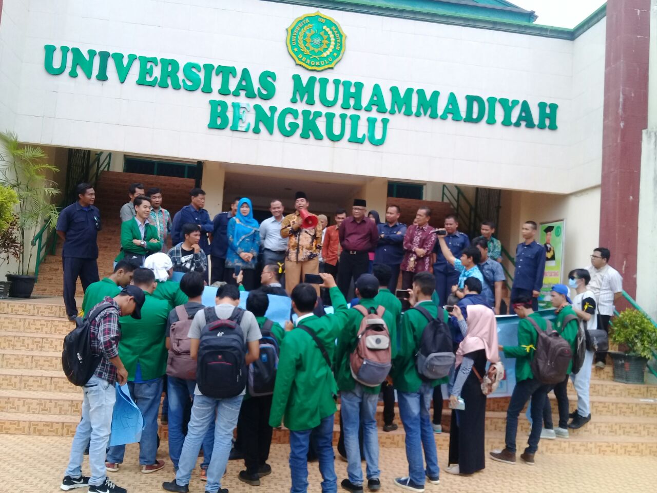 Mahasiswa UMB menggelar demo dihalaman kampus