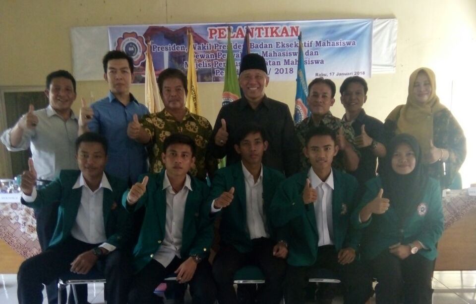 Imron Rosyadi berfoto bersama pengurus BEM Unras usai pelantikan