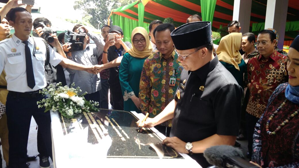 Plt Gubernur Bengkulu Rohidin Mersyah meresmikan gedung pusat Bank Bengkulu yang baru, Selasa (30/1/2018)