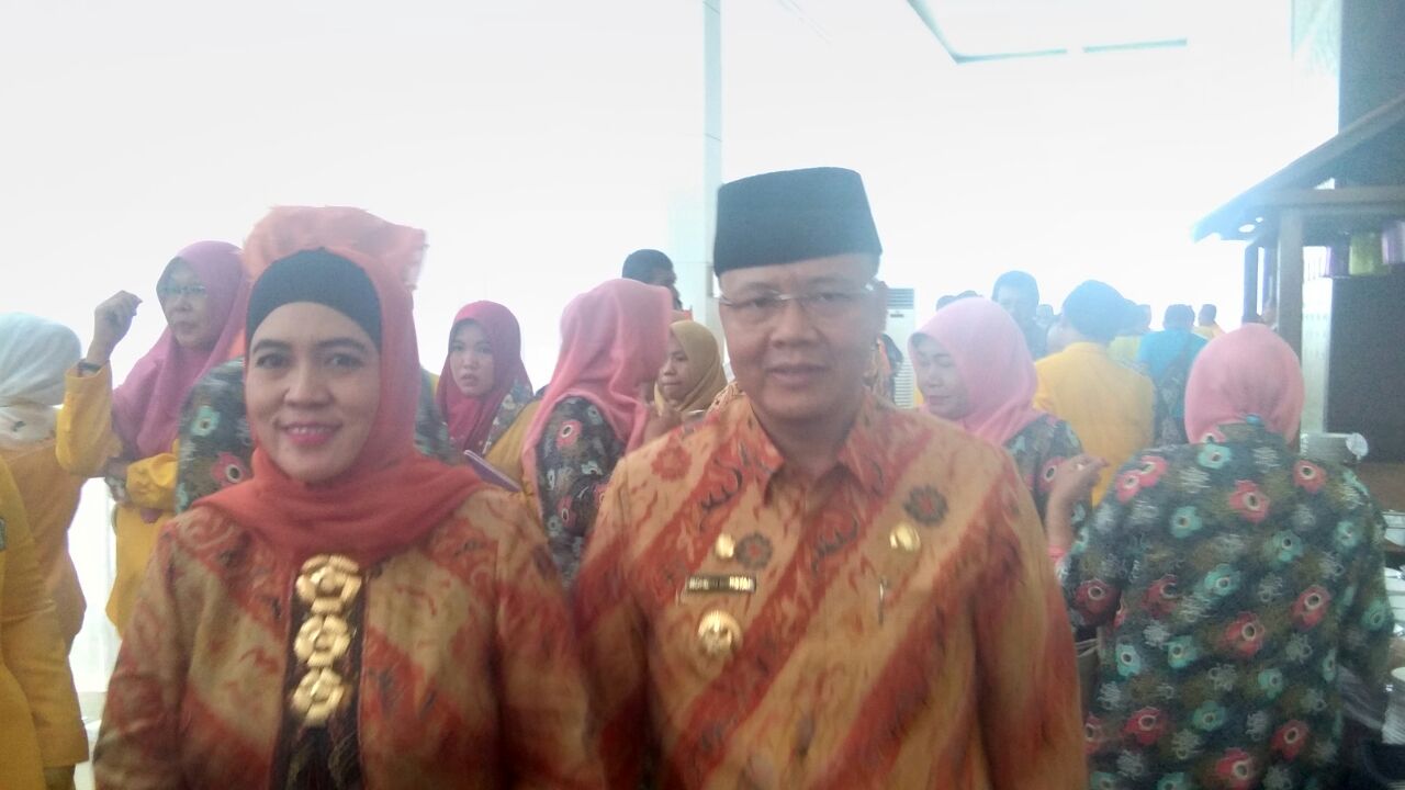 Plt Gubernur Bengkulu Rohidin Mersyah bersama istri saat menghadiri musdalub DPD Golkar Bengkulu di Hotel Santika, Minggu (25/2/2018)