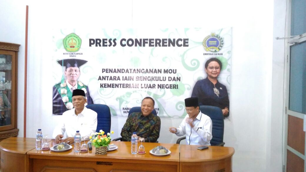 Sekretaris Dirjen Kerjasama ASEAN Kemenlu RI Ashariyadi dan Rektor IAIN Bengkulu usai menggelar press conference, Rabu (28/2/2018)