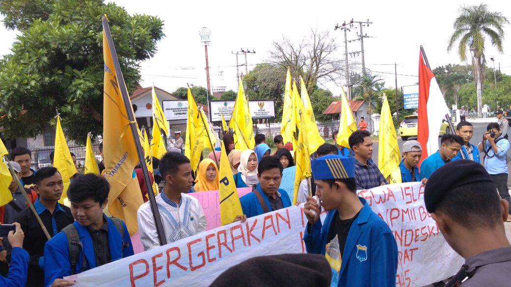 Massa dari PMII Bengkulu berdemo di depan kantor DPRD Provinsi Bengkulu