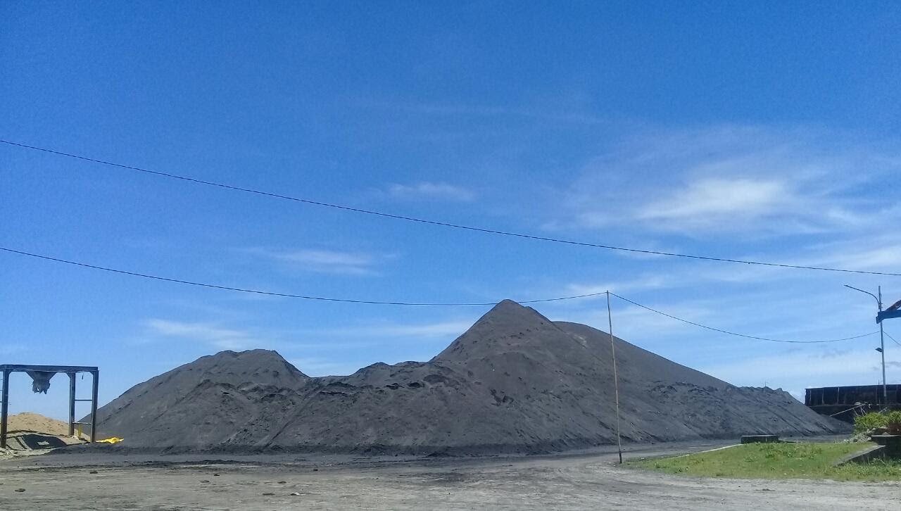 Tumpukan pasir besi di Kabupaten Kaur