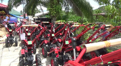 Bantuan hand traktor untuk kelompok tani di Mukomuko