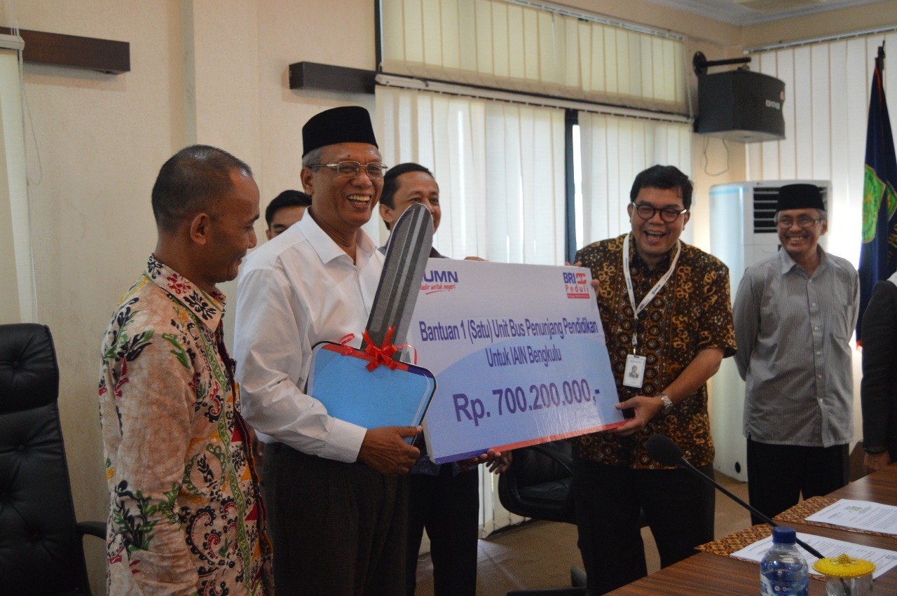 Penyerahan CSR 1 unit bus dari Bank BRI untuk IAIN Bengkulu, Selasa (20/3/2018)