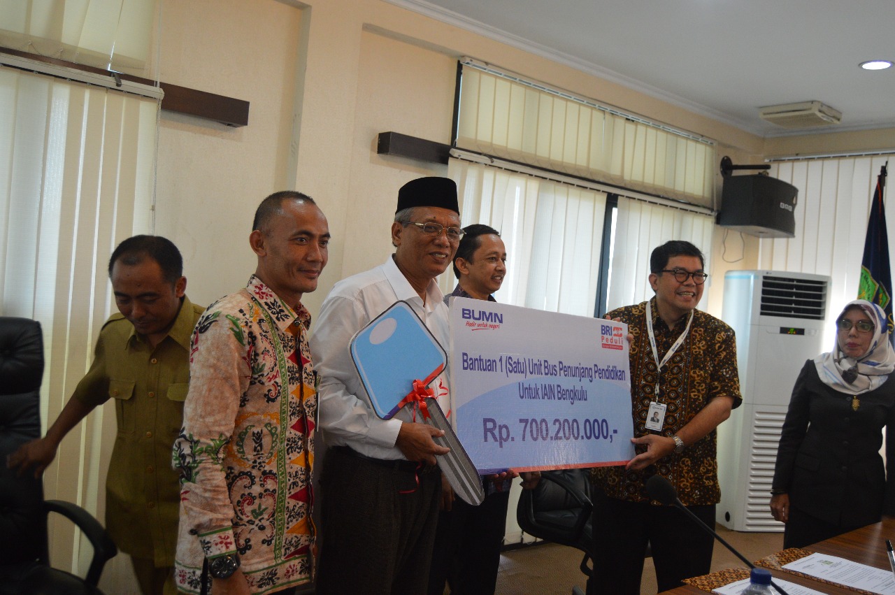 Bank BRI menyerahkan CSR 1 unit bus kepada IAIN Bengkulu