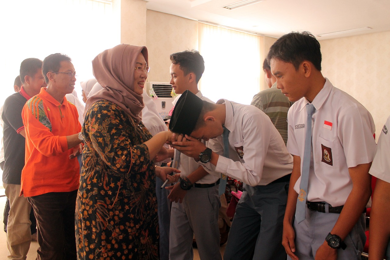 Wakil Bupati Kaur saat melakukan pelepasan 17 pelajar Kaur yang akan berangkat ke IPB