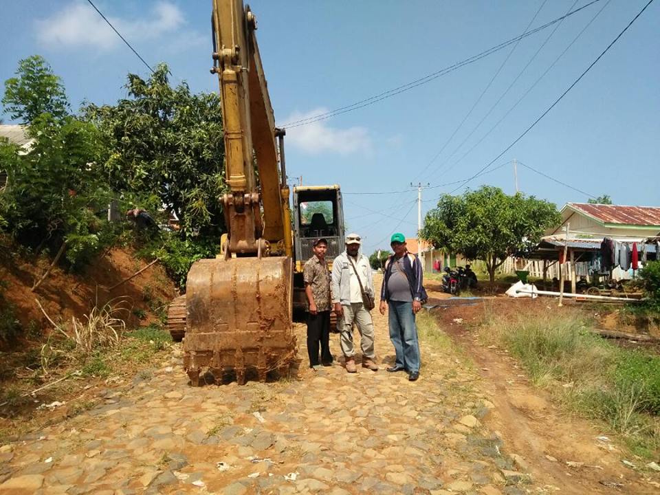 Warga menyandera alat berat milik PT CBS
