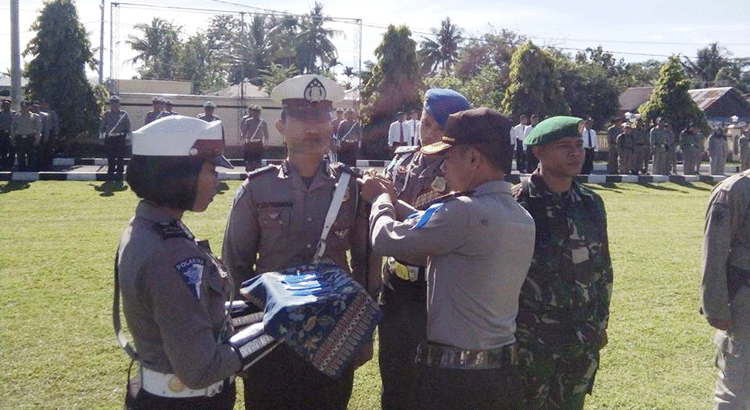 Kapolres melakukan penyematan pita tanda dimulainya Operasi kepada perwakilan Sat Lantas Polres Bengkulu Selatan, Perwakilan TNI AD, Perwakilan Sat Pol PP Bengkulu Selatan serta Perwakilan Dinas Perhubungan.