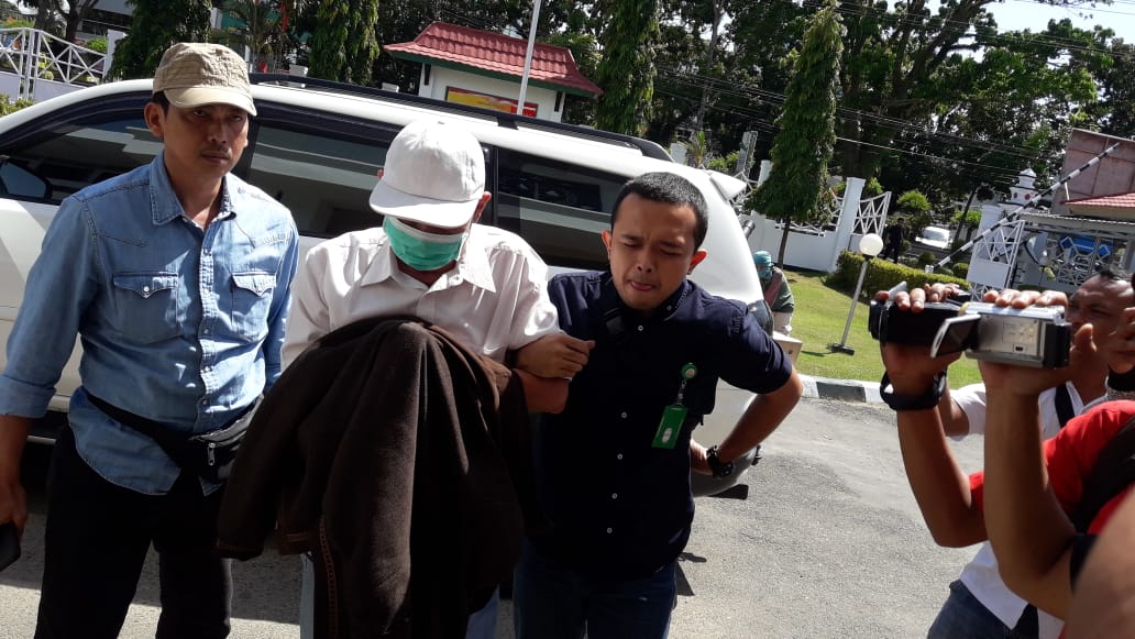 Terpidana M Taufik (Tengah) saat dibawa ke Kejati Bengkulu