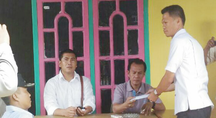 Surat pemberhentian Kadis Selali diserahkan Camat Pino Raya Efredi Gunawan S,stp Msi secara langsung kepada Akbali Zuriwan, Rabu (23/11/16) sekira pukul 11.00 WIB.