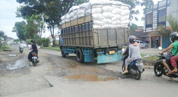 Jalan Berlubang di Kawasan RT 11 RW 02 Kelurahan Pagar Dewa, Kecamatan Selebar, Kota Bengkulu