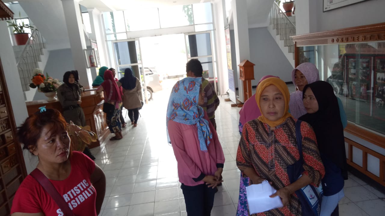 Sejumlah Pedagang Mendatangi Kantor DPRD Bengkulu Selatan Selasa (8/1/2019)