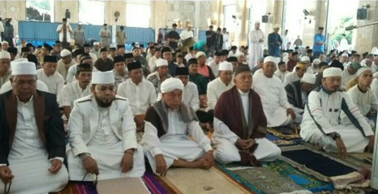 Walikota Bengkulu Helmi Hasan menunaikan salat Idul Fitri 1438 H di Masjid At- Taqwa