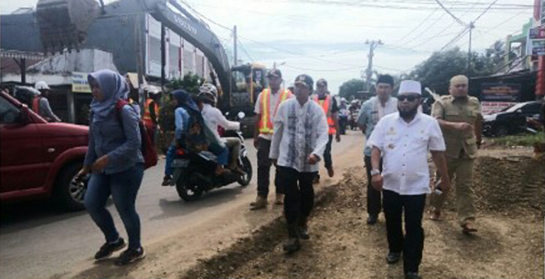 Walikota Bengkulu Helmi Hasan bersama rombongan memantau pembangunan jalan dan drainase di sejumlah titik dalam Kota