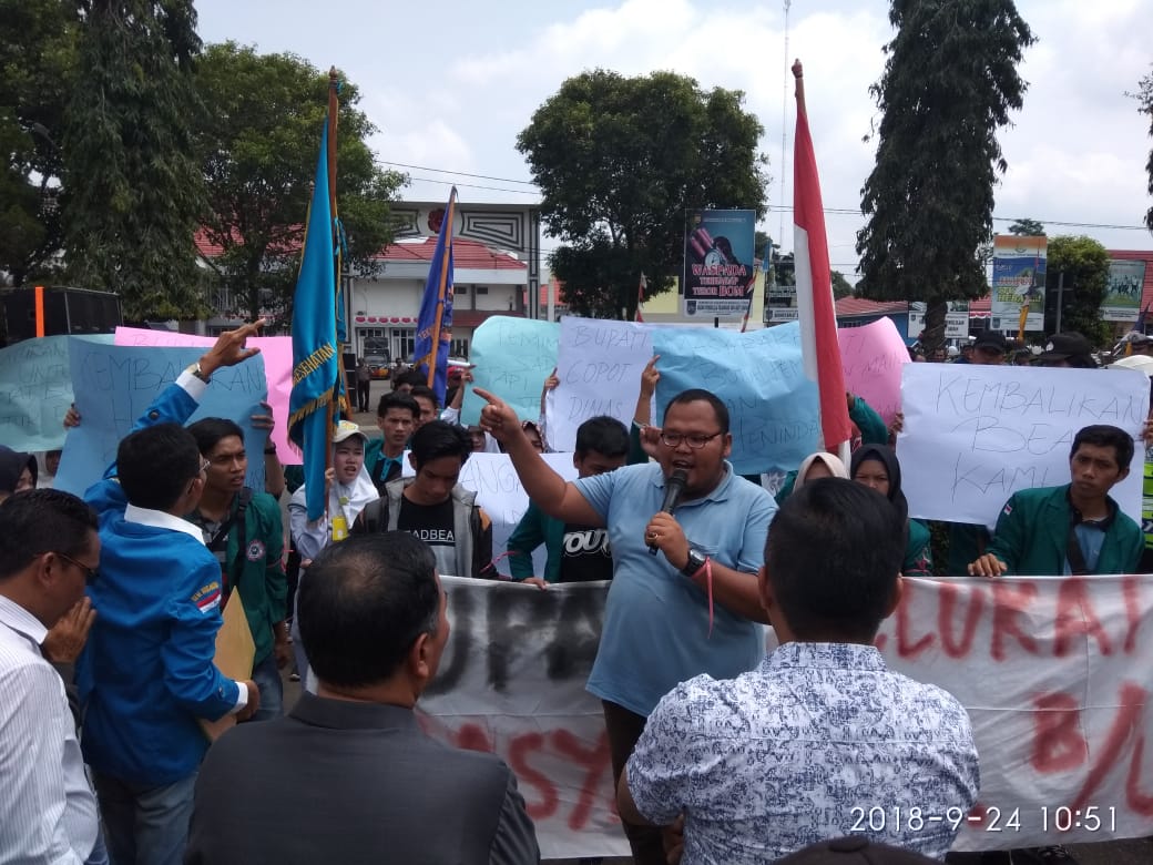 Demo di depan Kantor Bupati Bengkulu Utara
