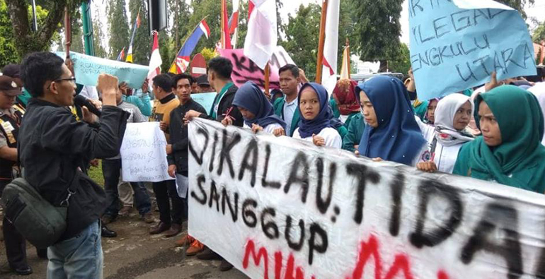 Massa dari Serikat Rakyat Bengkulu Utara (Serbu) saat menggelar demo di depan kantor Bupati Bengkulu Utara belum lama ini