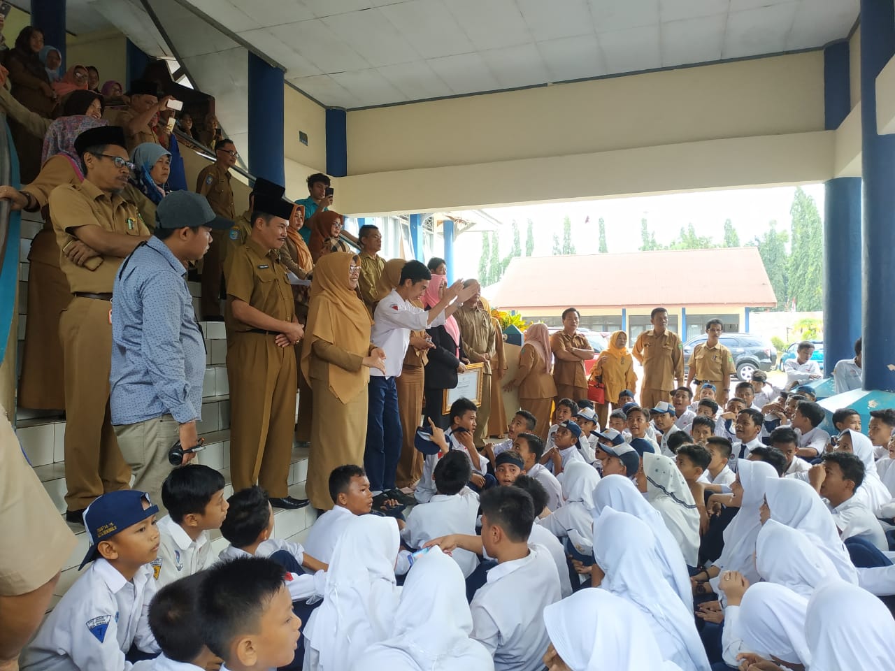 Demo para siswa SMPN 3 Kota Bengkulu menuntut kepala sekolah mundur dari jabatannya