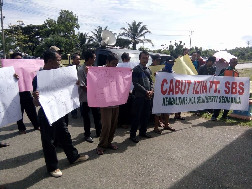 Demo kelompok SERBU di depan Kantor Bupati Bengkulu Utara