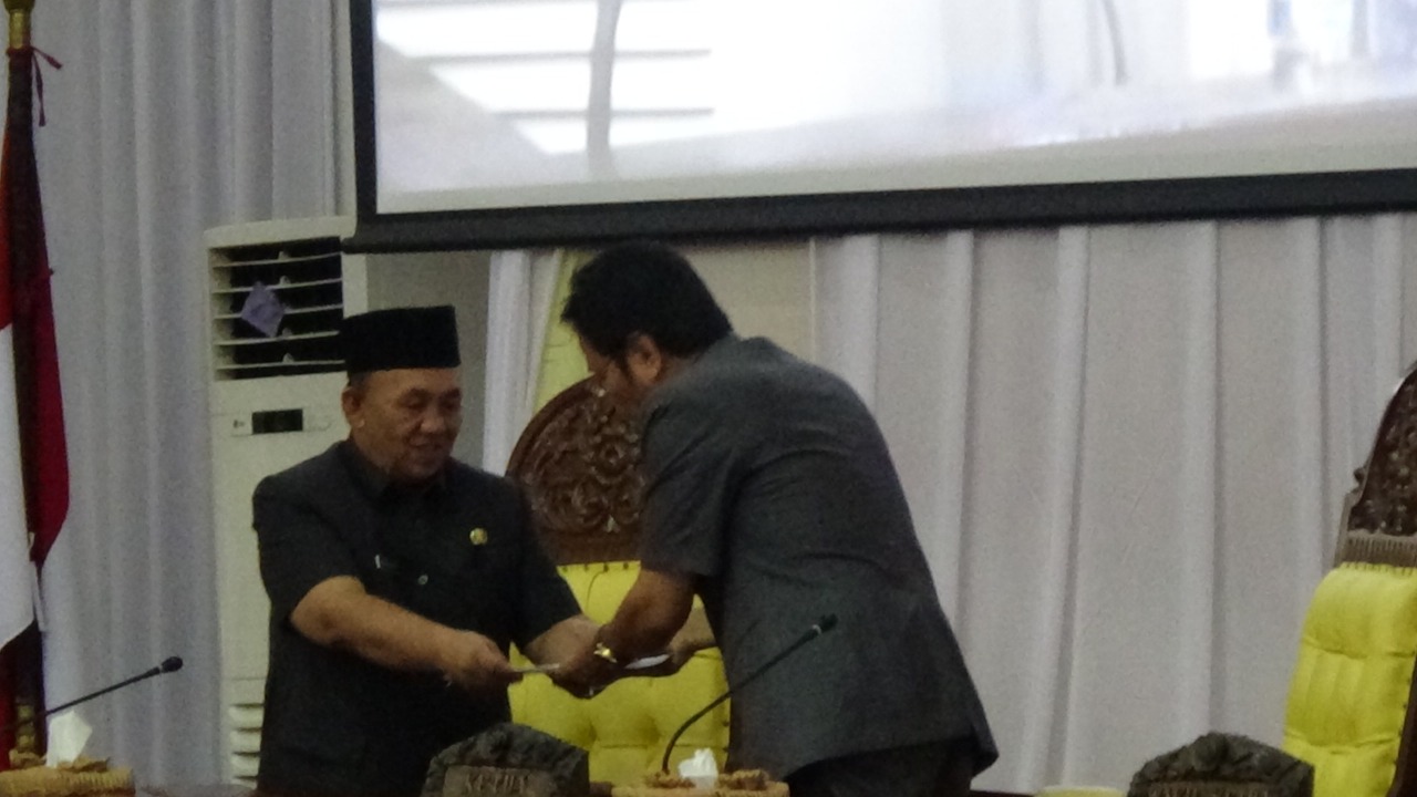 Sekretaris Daerah Novian Andusti saat menyampaikan jawaban Gubernur Bengkulu terhadap pandangan umum fraksi-fraksi atas 2 raperda