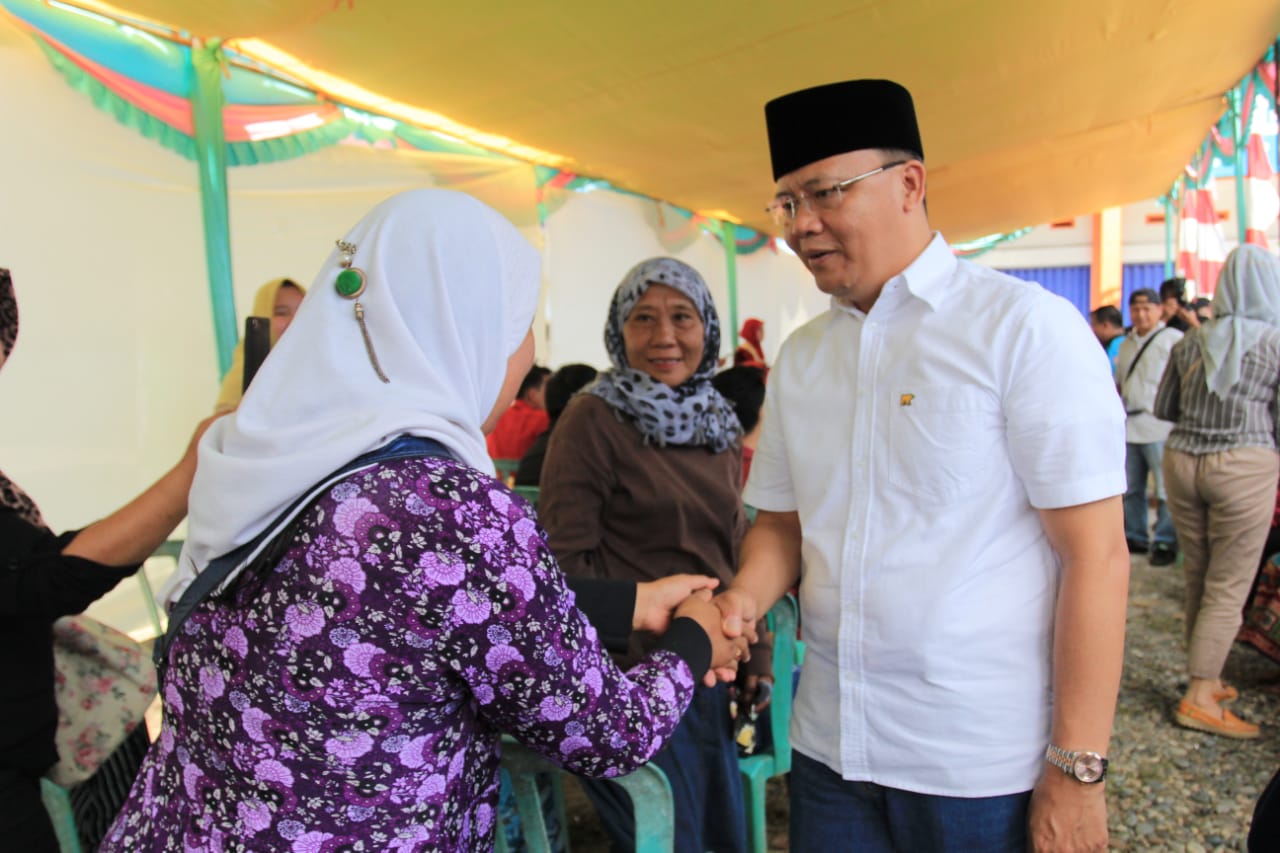 Gubernur Bengkulu Rohidin Mersyah saat memantau pemilihan di TPS