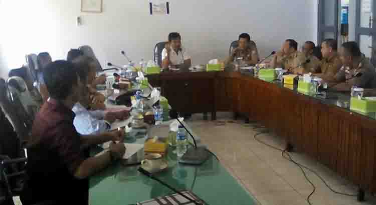 para pedagang melakukan hearing bersama DPRD Seluma
