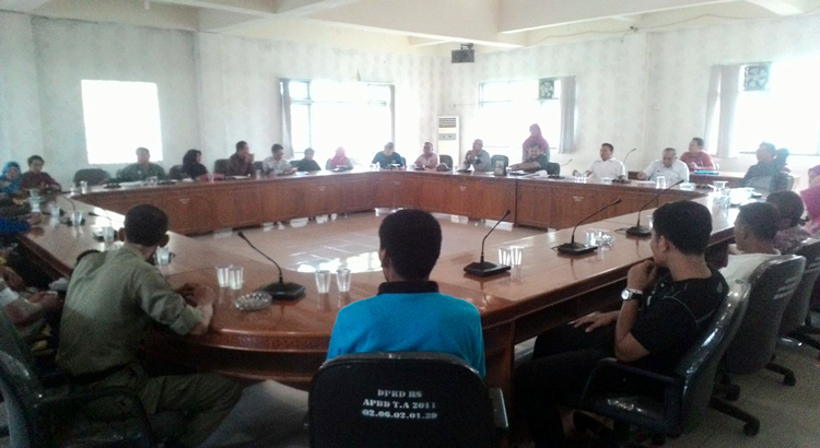 Forum Honorer Kategori 2 Indonesia (FHK2I) Kabupaten Bengkulu Selatan mendatangi DRRD Bengkulu Selatan Kemarin Jum`at (23/9/16).