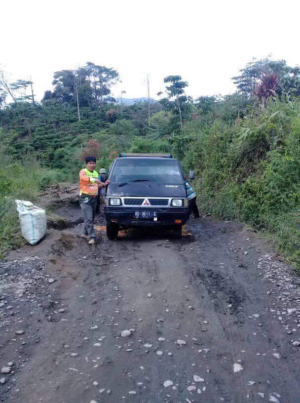 Salah satu jalan rusak yang dituntut warga Renag Kurung untuk segera diperbaiki