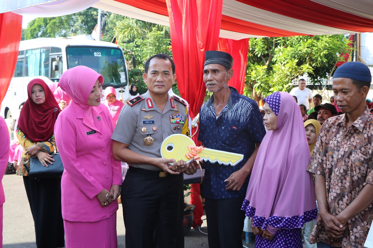 Kapolda Bengkulu Brigjen Pol Coki Manurung menyerahkan kunci rumah dari program bedah rumah