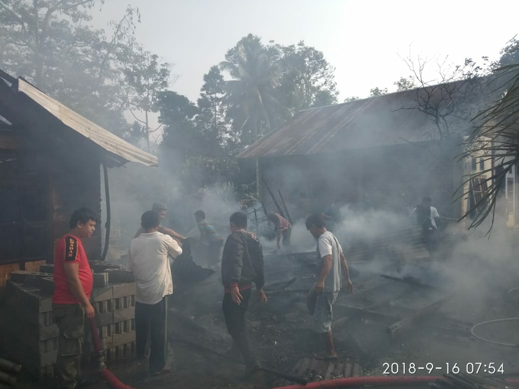 Kebakaran melanda rumah warga saat ditinggal pergi melayat