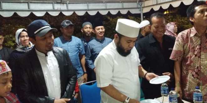Walikota Bengkulu H Helmi Hasan didampingi oleh Wakil Walikota Dedy Wahyudi menikmati kuliner malam  samisake