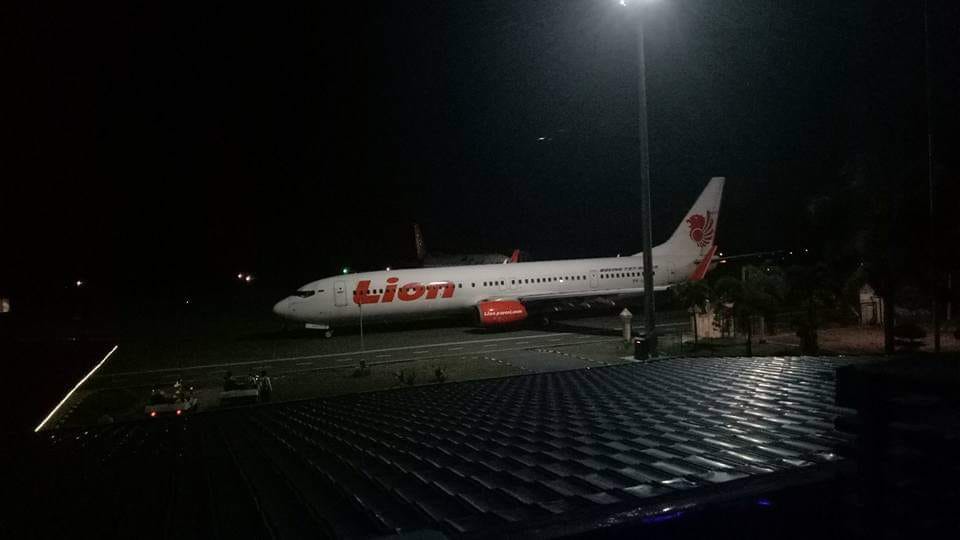 Pesawat Lion Air yang diduga sayapnya menyenggol tiang di kawasan Bandara Fatmawati Soekarno