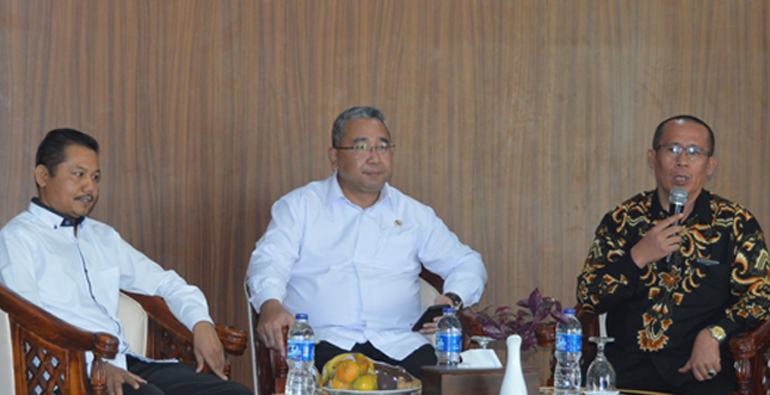 Menteri Desa, PDT dan Transmigrasi RI Eko Putro Sandjojo saat berdiskusi bersama wartawan dan pimpinan media di Bengkulu