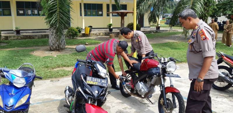 Polisi Mengecek Motor Pelajar