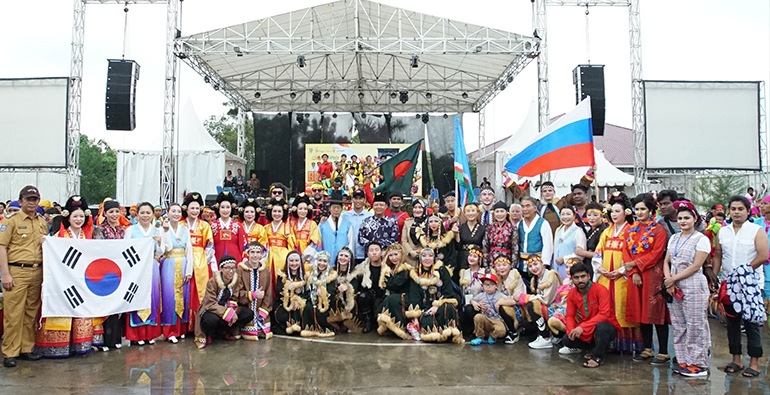 Dhol yang merupakan alat musik khas Bengkulu ini, jajal tampil bersama kesenian dari 4 negara, diantara kesenian dari Korea Selatan, Bulgaria, Rusia dan Bangladesh