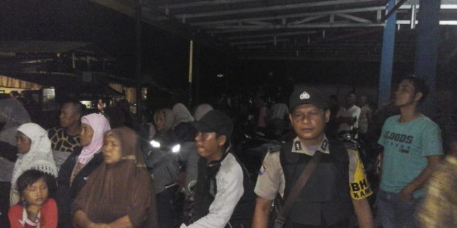 Pihak Kepolisian bersama warga melakukan pemantauan