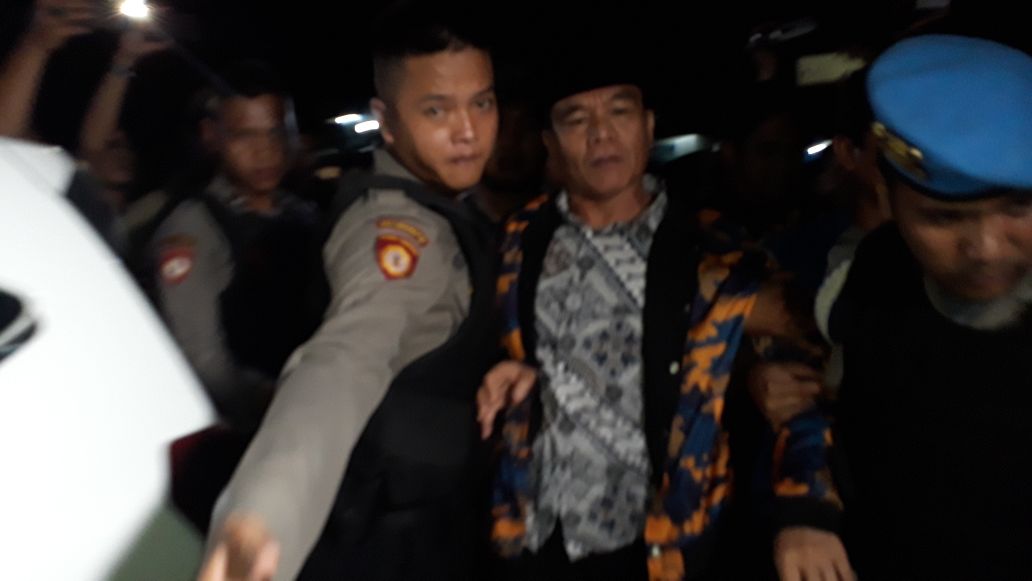 Dirwan Mahmud saat tiba di Mapolda Bengkulu untuk diperiksa oleh Penyidik KPK, Selasa (15/5/2018) malam