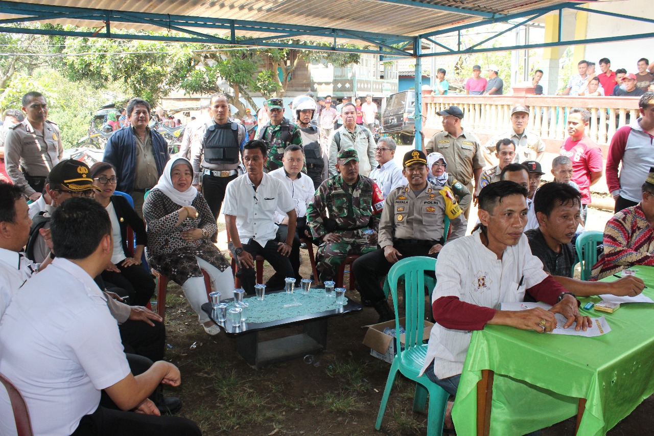 Plt. Bupati BS Gusnan Mulyadi Pantau Kondisi Pasca Banjir dan Memberikan Bantuan Kepada Masyarakat