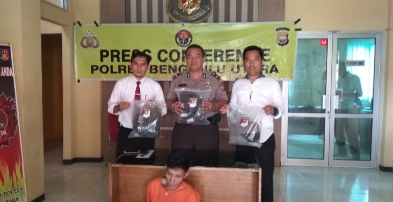Polisi mengamankan HS sebagai tersangka penganiyaan dan pembunuhan terhadap bayi kandungnya sendiri