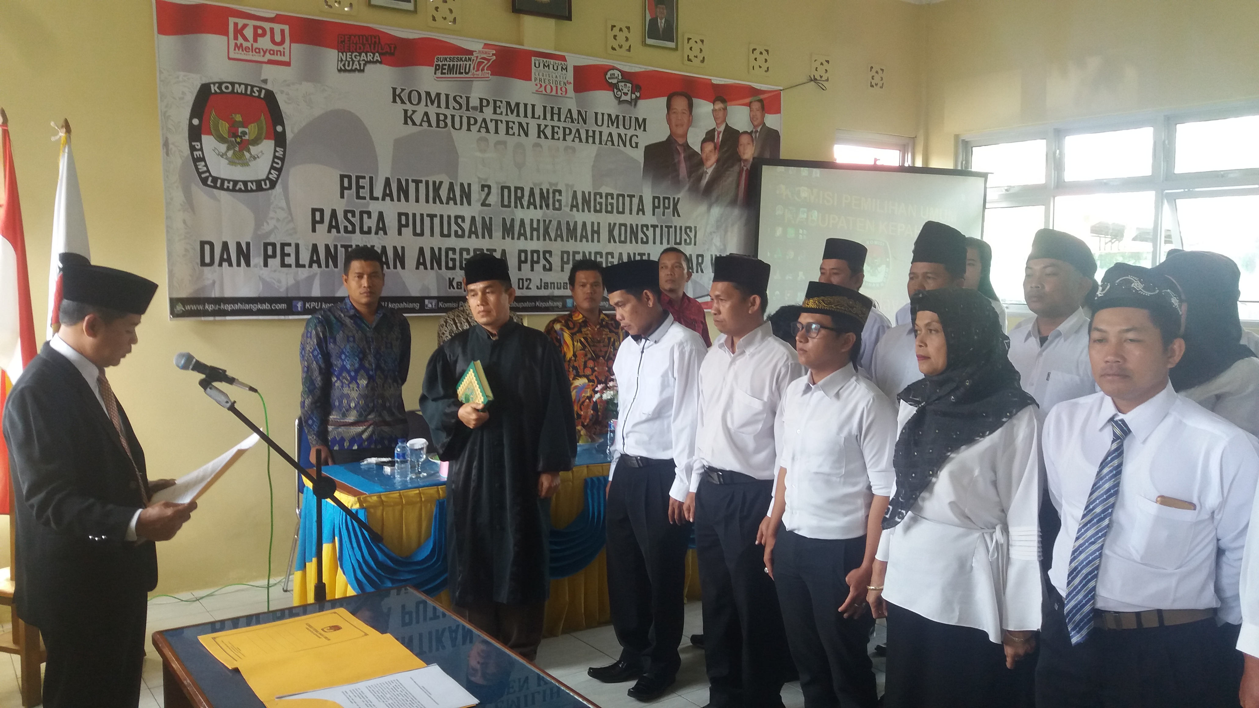 Ketua KPU Kepahiang Mirzan Pranoto Hidayat Melantik 16 PPK dan 10 PPS Rabu (2/2/2019)
