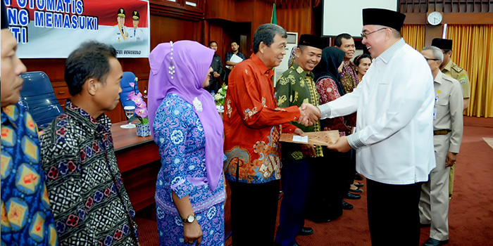 Gubernur Bengkulu memberikan piagam penghargaan kepada peserta pensiun otomatis