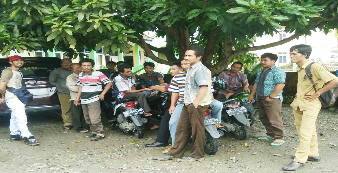 Para Perangkat Desa Kemang Manis, Kecamatan Pino Raya saat mendatangi kantor Inspetorat BS